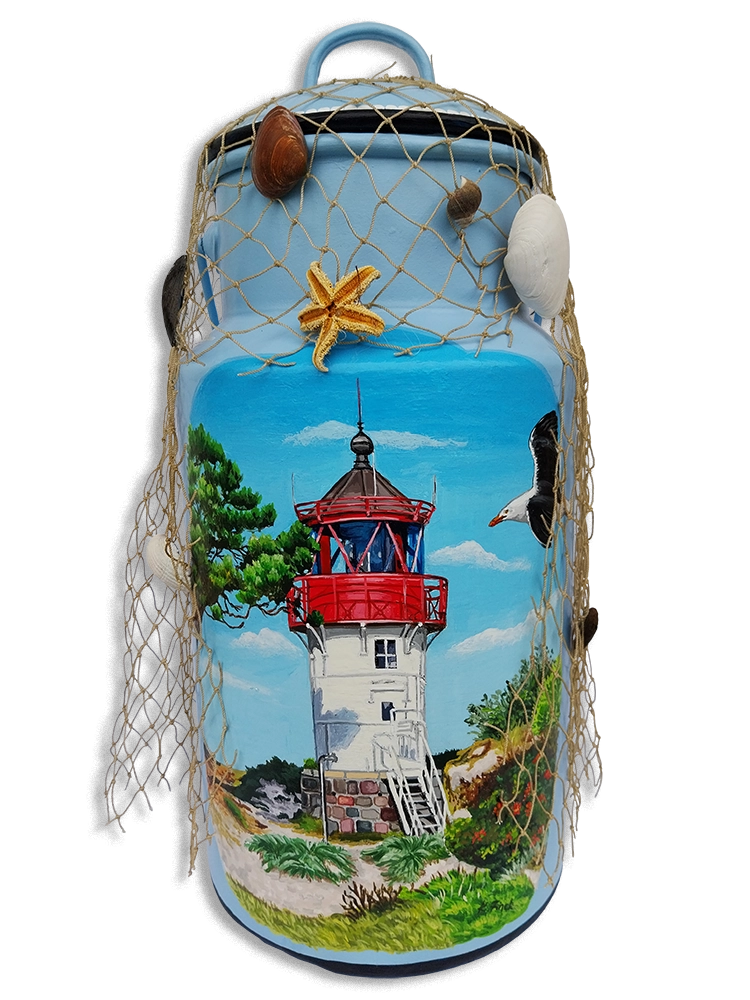 Bemalte Milchkanne mit Leichtturm, dekoriert mit Fischernetz und Muscheln