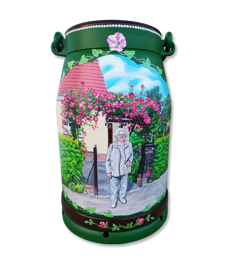 Bemalte Milchkanne mit Rosenbogen und Portrait